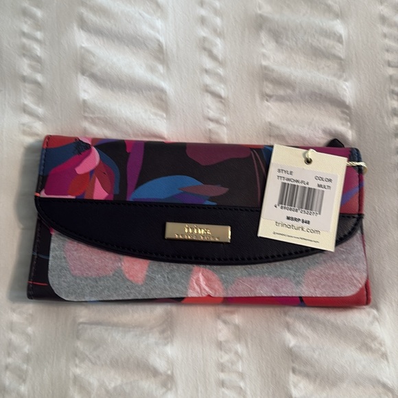 NWT Trina Turk Black Floral Wallet msrp 48 - Picture 2 of 6